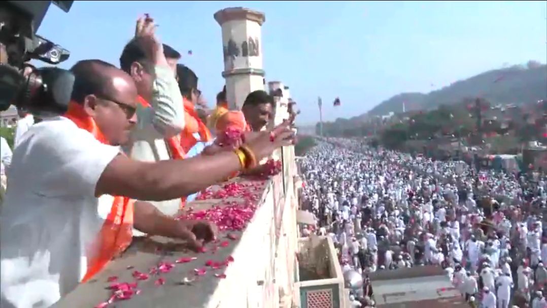 Hindu community showers flower petals on Muslims at Jaipur Eidgah, sparks praise