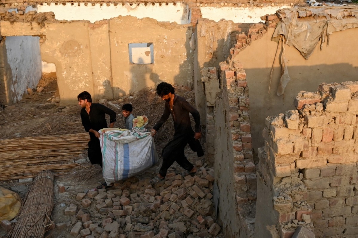 Pakistan pressures Afghans in border province to leave