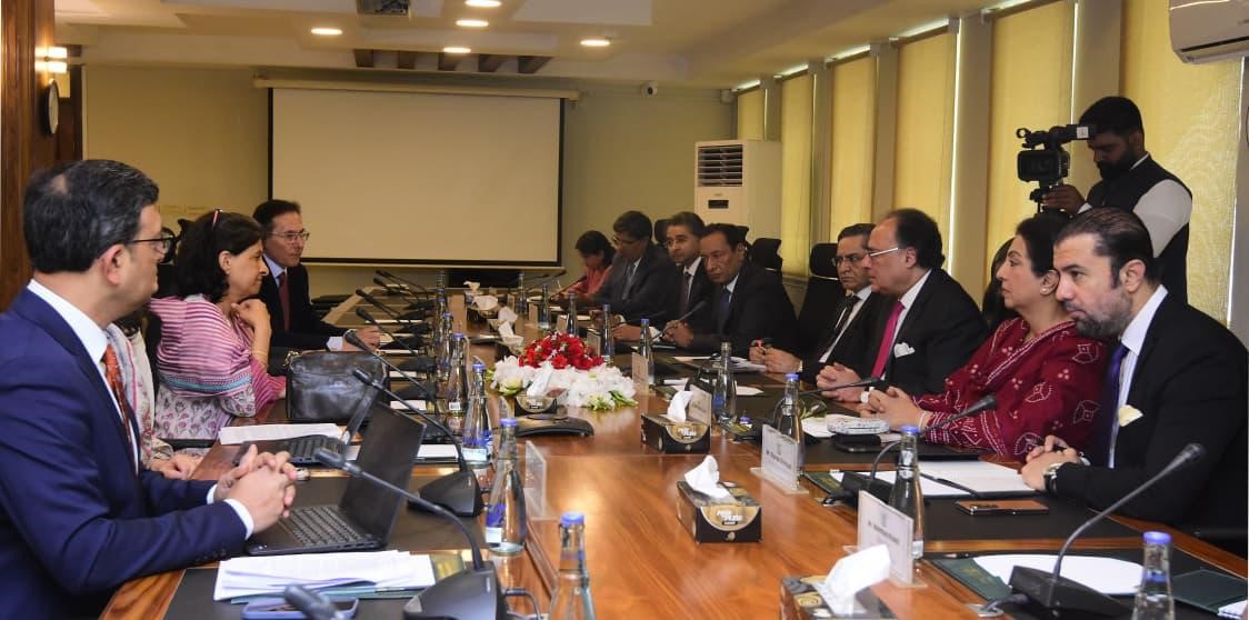 Aurangzeb stresses workforce upskilling as WB discusses human capital reforms