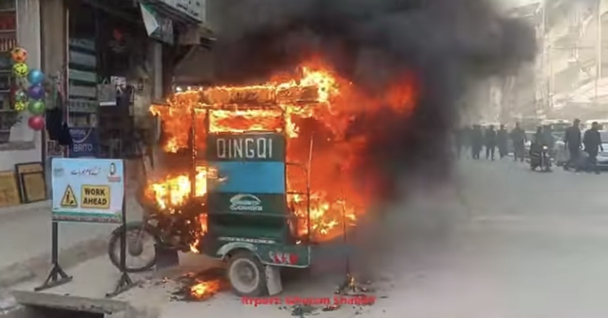 Rickshaw driver sets vehicle ablaze in protest over repeated traffic stops in Attock
