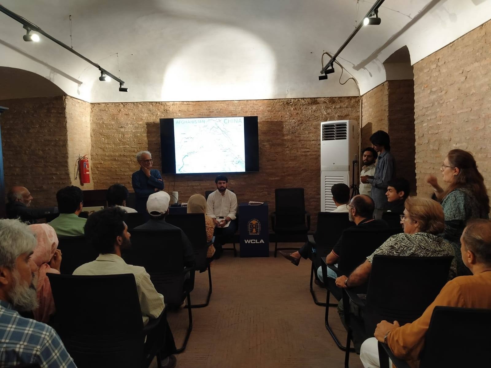 Tracing Lahore’s Origins: Pervaiz Vandal Delivers Insightful Talk at Akbari Mahal Kutub Khana