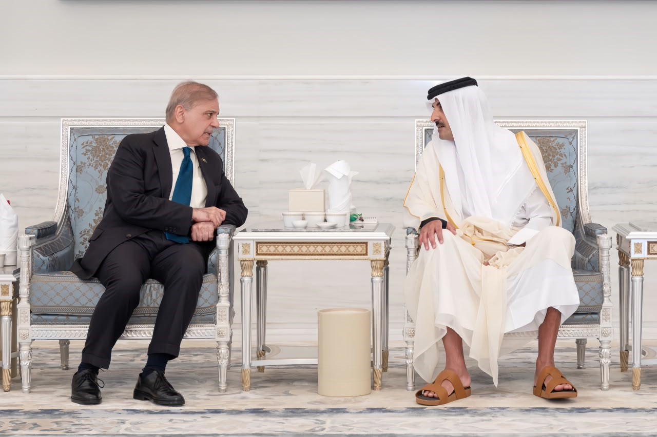 PM visits Doha, offers condolences on former Qatari emir's demise