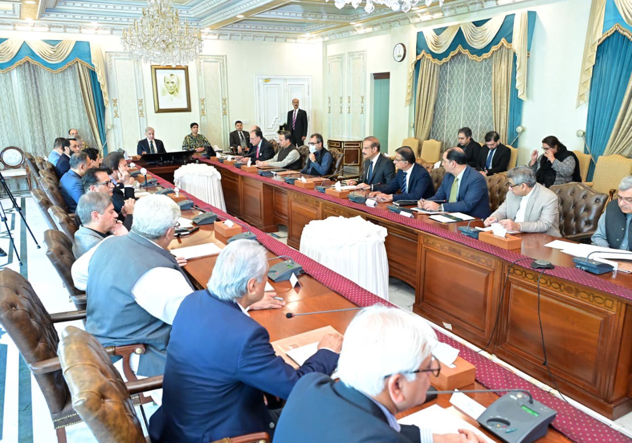 PM directs provinces to act against those creating artificial fuel shortage