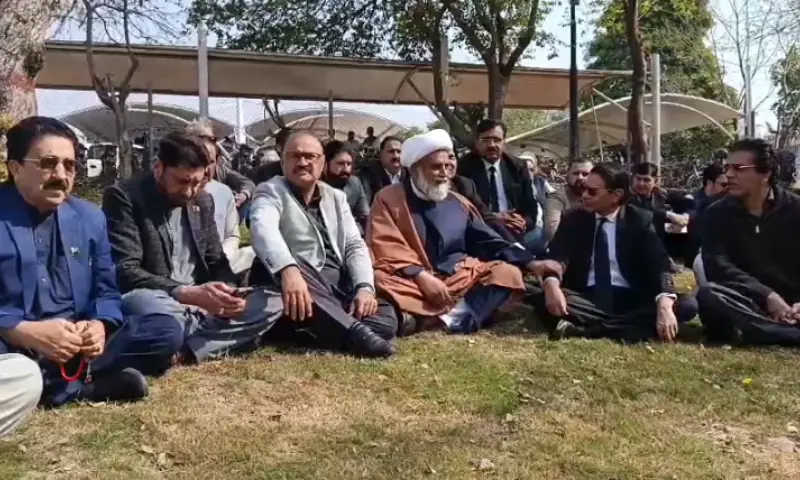 Opposition protests outside Supreme Court over Imran Khan's cases, health concerns