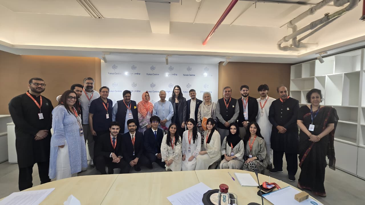 Pakistani delegation meets Dr Yunus at Global Social Business Summit