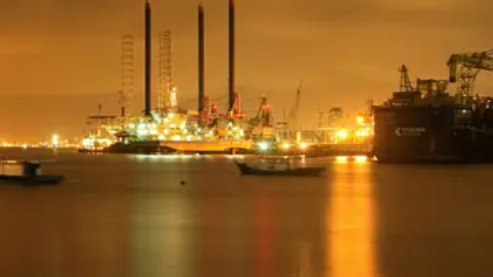 Govt arranges extra oil shipments to safeguard Pakistan's fuel supply