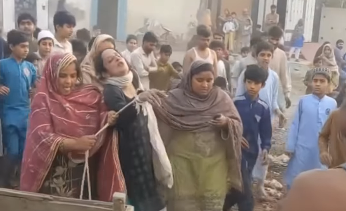 Woman tied up and beaten by locals in Jhang Bazaar 