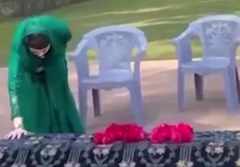 What Maryam Nawaz did at Kulsoom Nawaz’s grave is melting hearts online