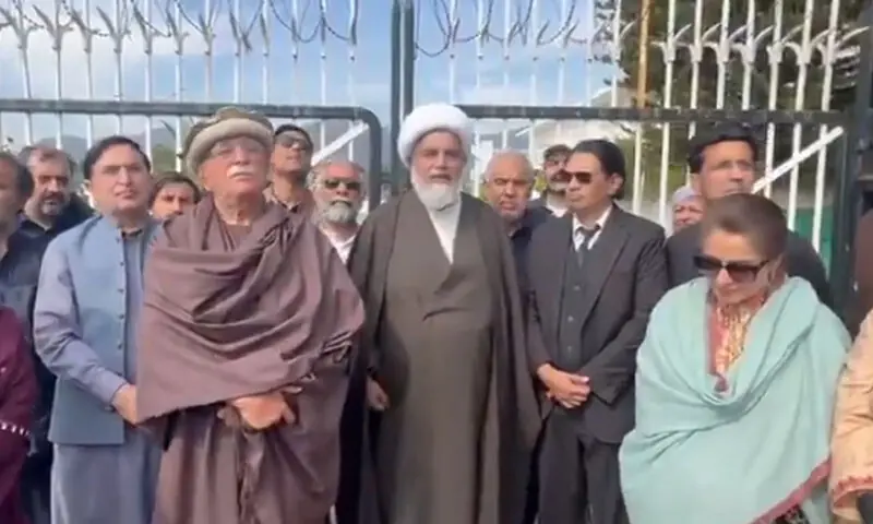 Govt promises specialised eye care for Imran as TTAP sit-in enters second day 