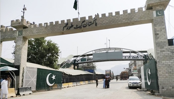 Pakistan, Afghanistan briefly pause fight to retrieve body at Torkham Zero Point