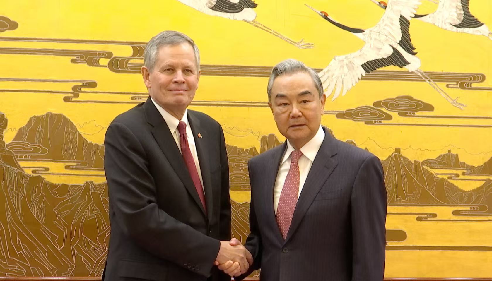 China, US must pursue stable and constructive relations: Wang Yi