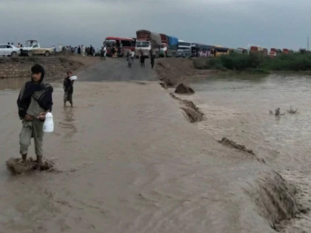 Heavy flooding halts Zhob-Dera Ismail Khan Highway, stranding travelers