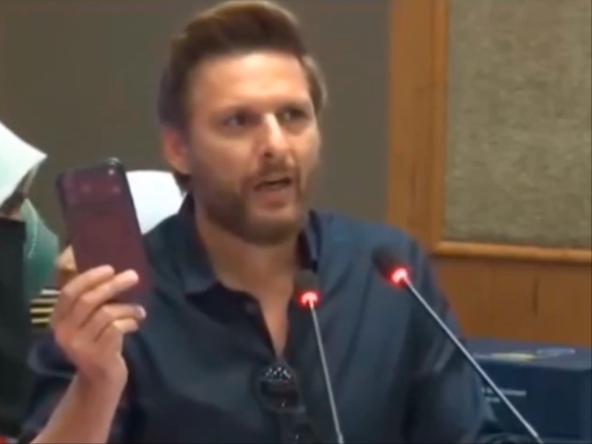 Afridi urges parents to avoid mobile 'disease', reveals he gave daughters phones after marriage