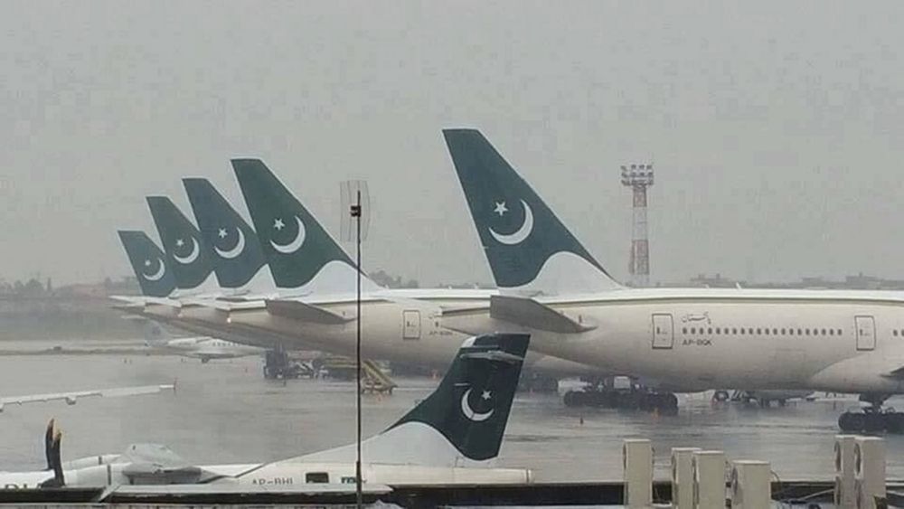 Dar, Saad discusses restructuring of PIA ahead of UAE tour 