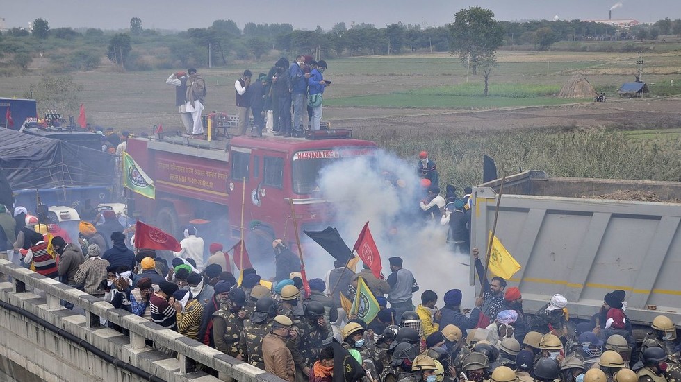 Police break up farmers' march on Delhi over market reforms