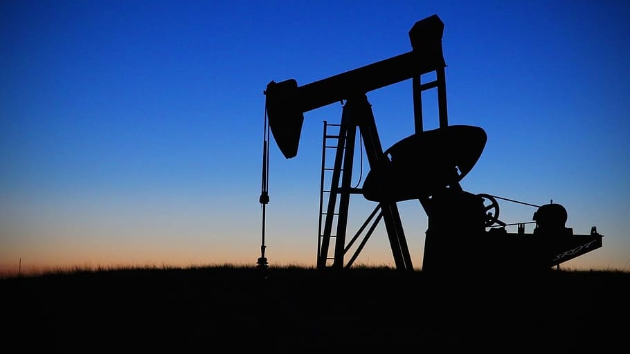 Oil falls despite drop in crude stocks, tight supply