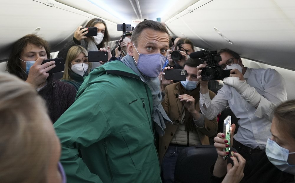 Kremlin critic Navalny detained after landing in Moscow