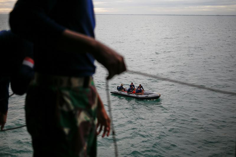 Indonesia uses unmanned undersea vehicle in hunt for air crash victims, 'black boxes'
