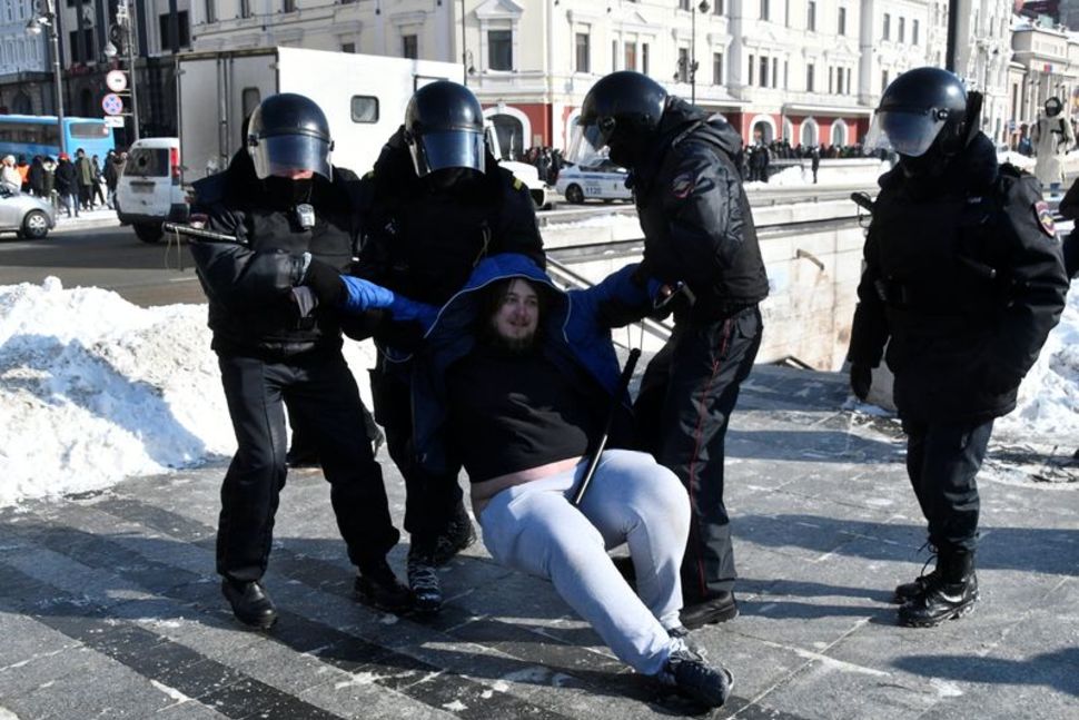 Russia detains over 2,700 at protests against jailing of Kremlin critic Navalny