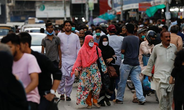 Relatively spared by the coronavirus, Pakistanis drop their guard