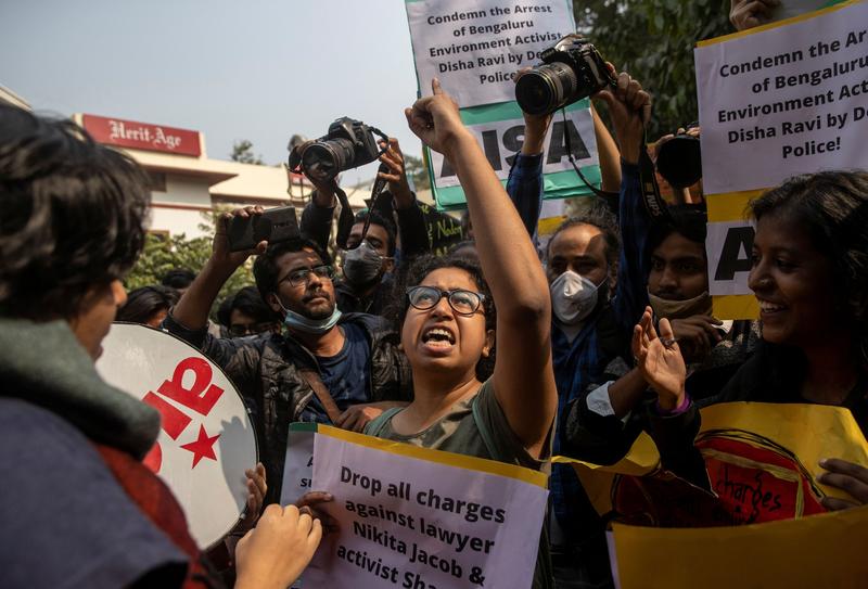 Students in New Delhi protest against environmentalist's detention