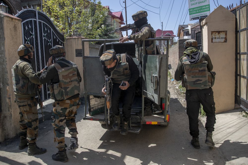 Fighters kill police guard of pro-India politician in IOK