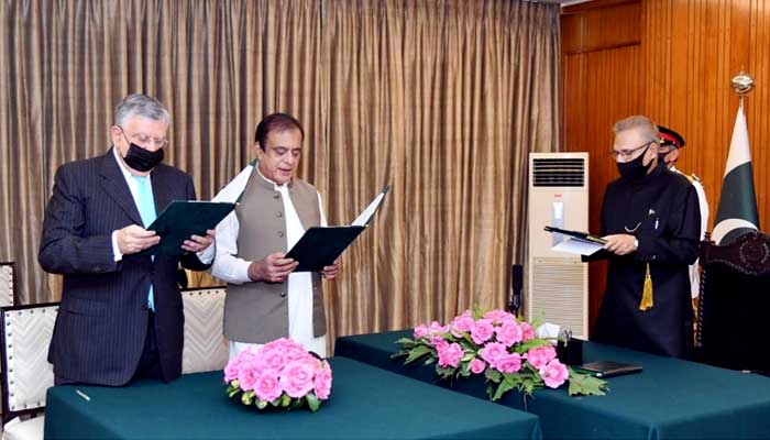 Faraz, Tarin sworn in as federal ministers