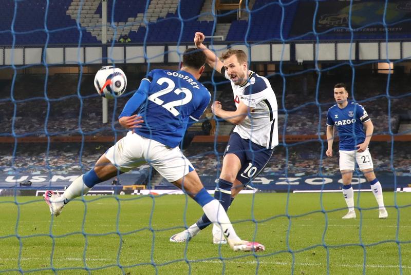 Harry Kane double earns Tottenham Hotspur draw at Everton, but suffers injury