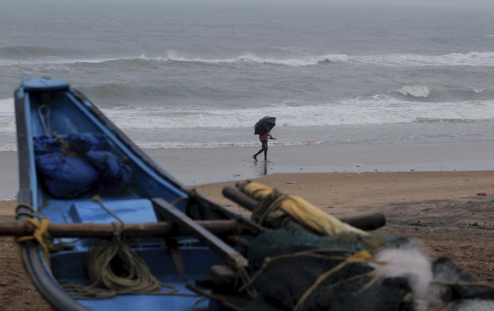 Thousands evacuated in India as strong cyclone inches closer