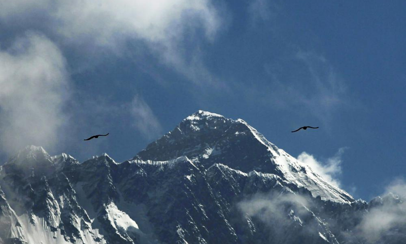 Virus fails to deter hundreds of climbers on Mount Everest