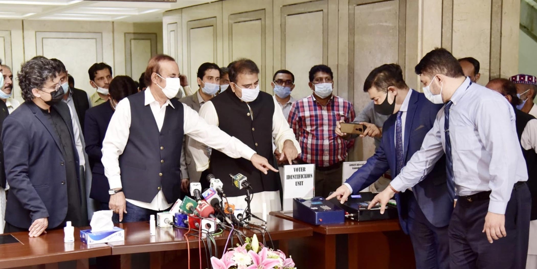 Government displays EVM prototype, seeks opposition’s cooperation