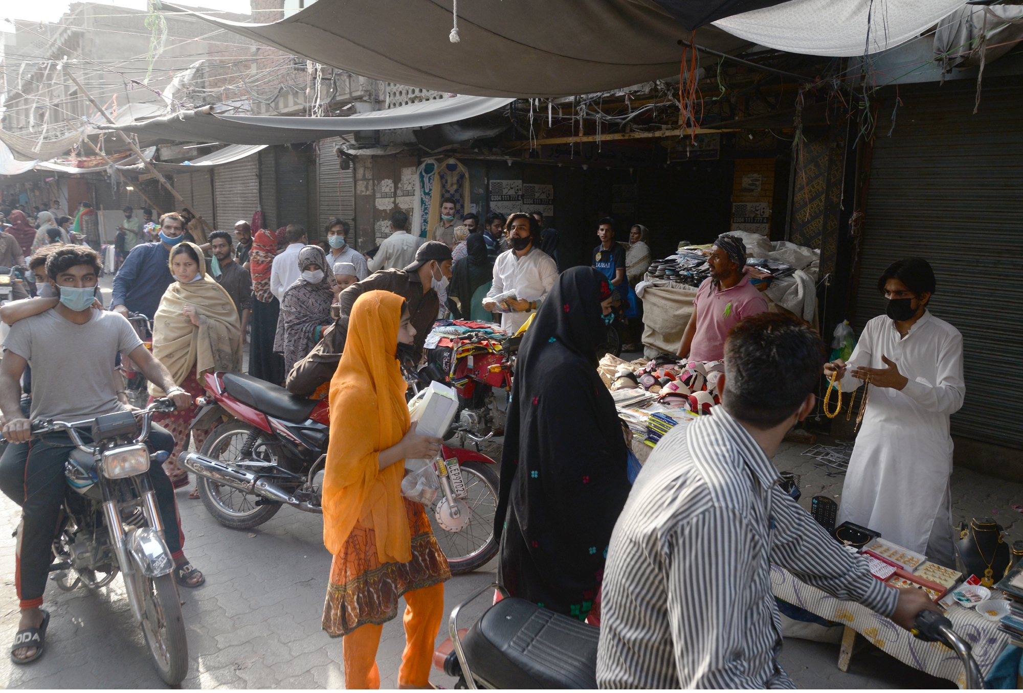 Lahore authorities fail to implement Covid-19 SOPs