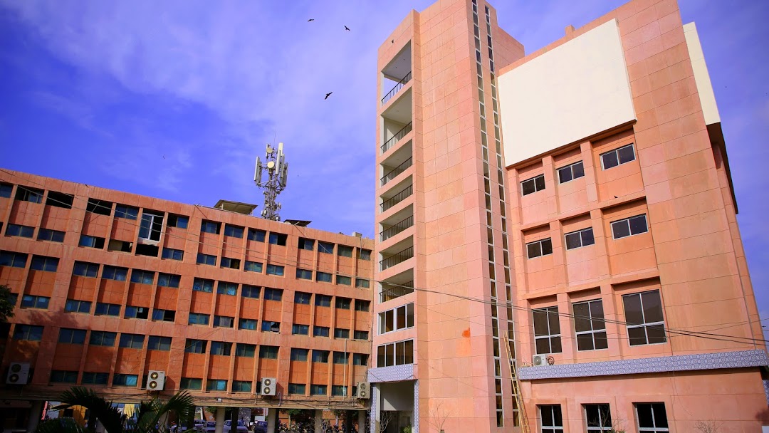 Karachi Arts Council provides vaccination facility for media workers