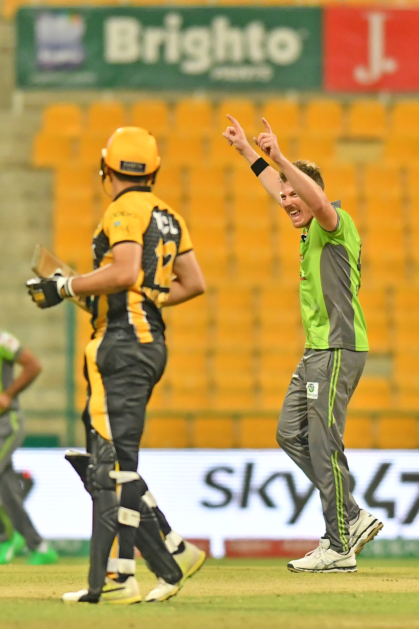 Lahore Qalandars down Peshawar Zalmi by 10 runs