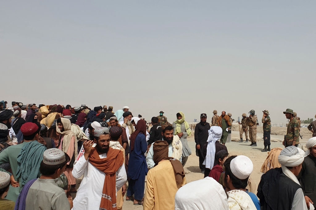 Afghanistan forces fighting to retake Pakistan border crossing