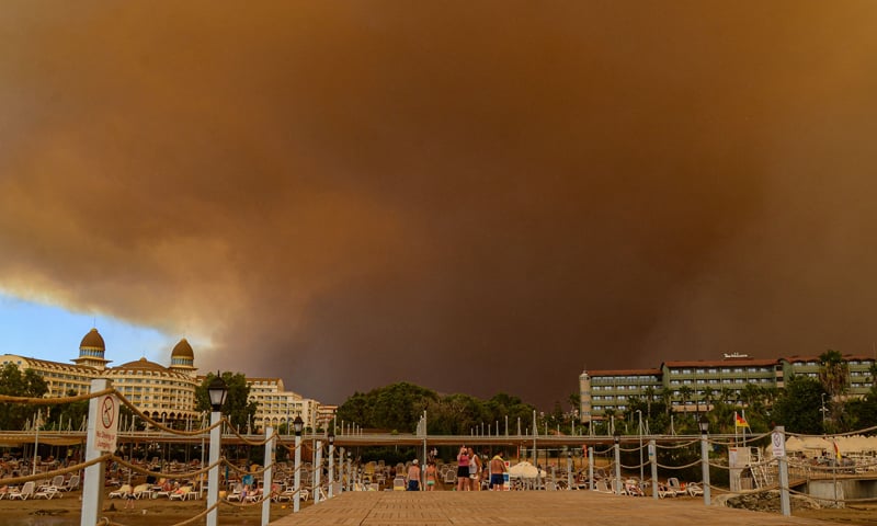 4 killed, more than 180 injured as forest fires rage near Turkish resorts