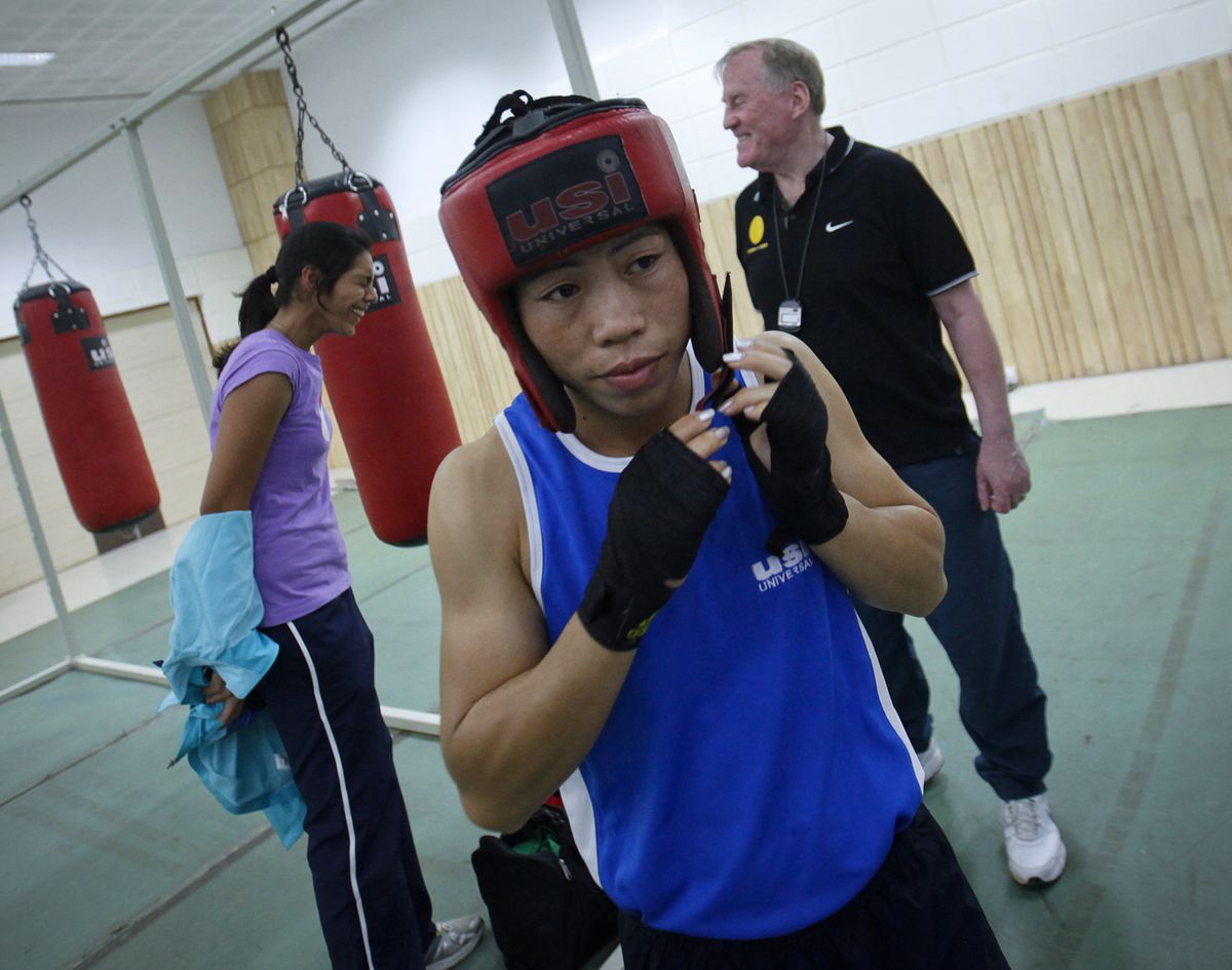 Boxer Mary Kom, hockey captain Singh named India's flagbearers