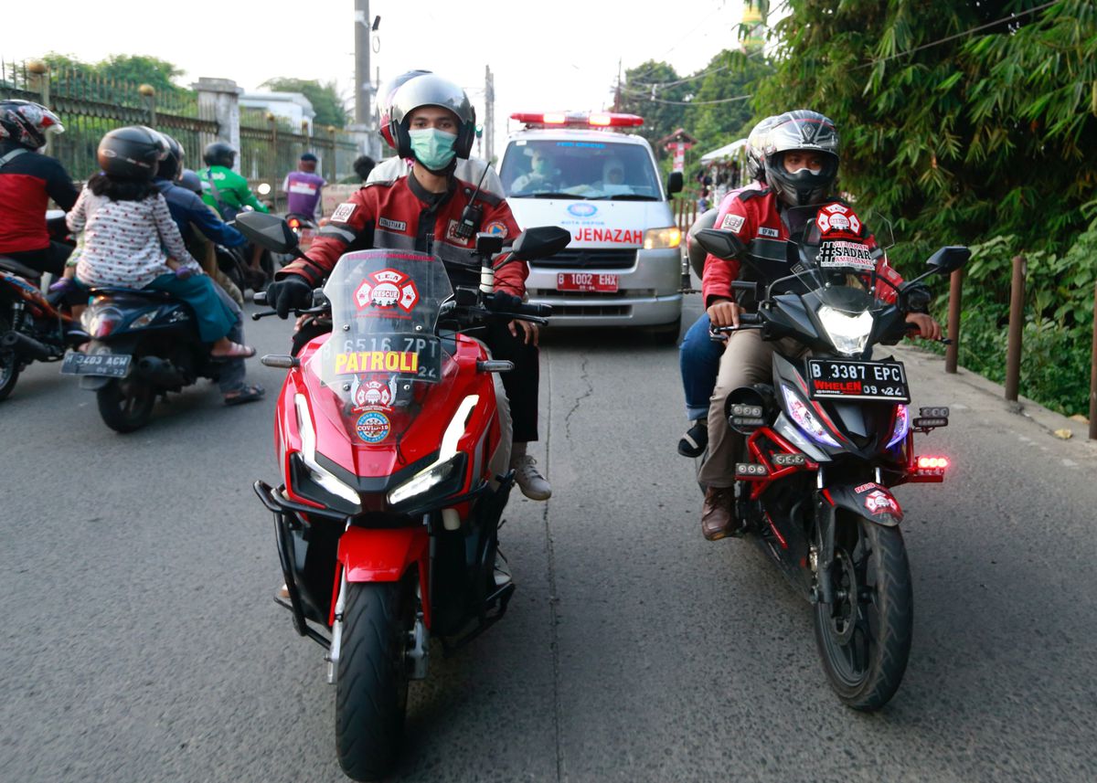 'Call of duty': Indonesian bikers brave Covid-19 surge to escort ambulances