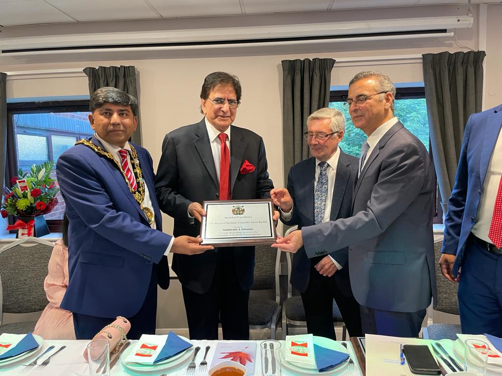 Sahibzada Jahangir receives Lord Mayor of Rochdale the Award of Excellence