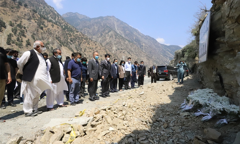 Joint team, China ambassador pay on-site condolences to victims of bus blast