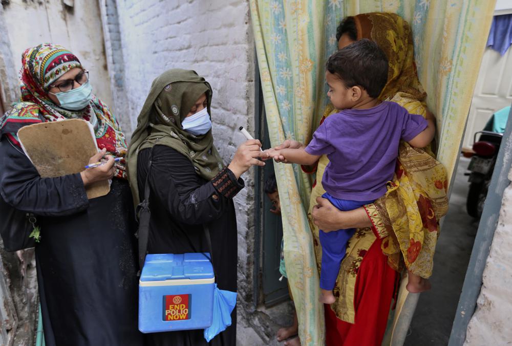 Policeman killed in attack on polio team