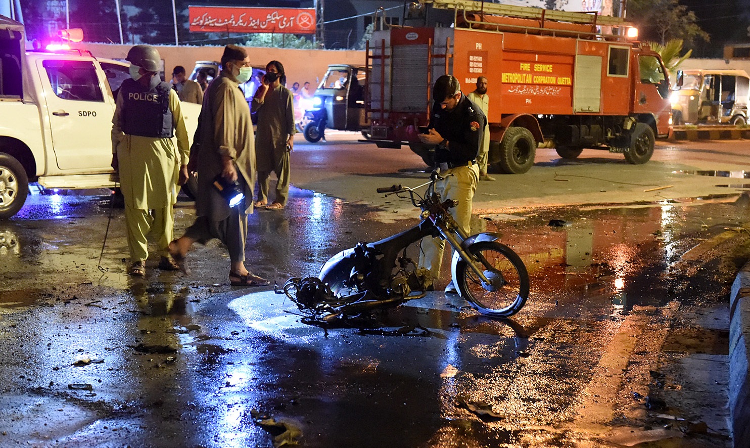 Two policemen martyred, at least 12 injured in Quetta blast