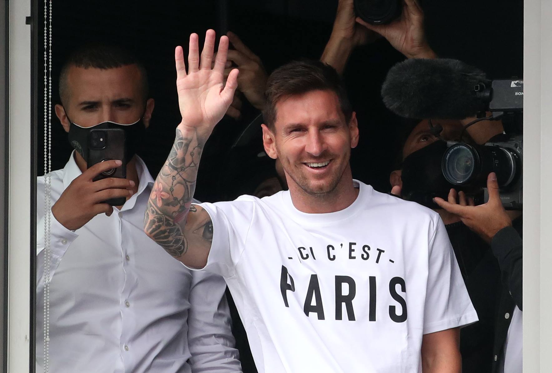Messi arrives in France to join PSG from Barcelona - Pakistan Today