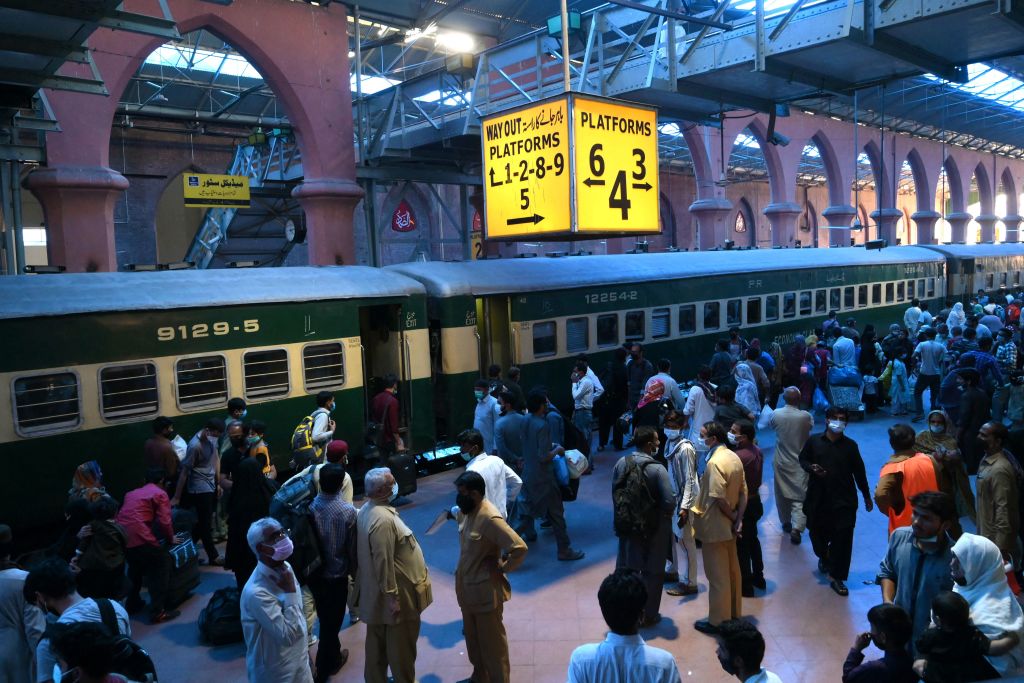 Passengers throng Lahore Railway Station due to motorway closure