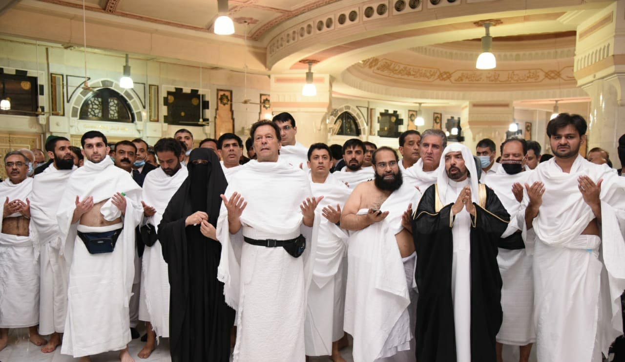 Performing Umrah, Imran prays for peace, prosperity of Pakistan, Ummah