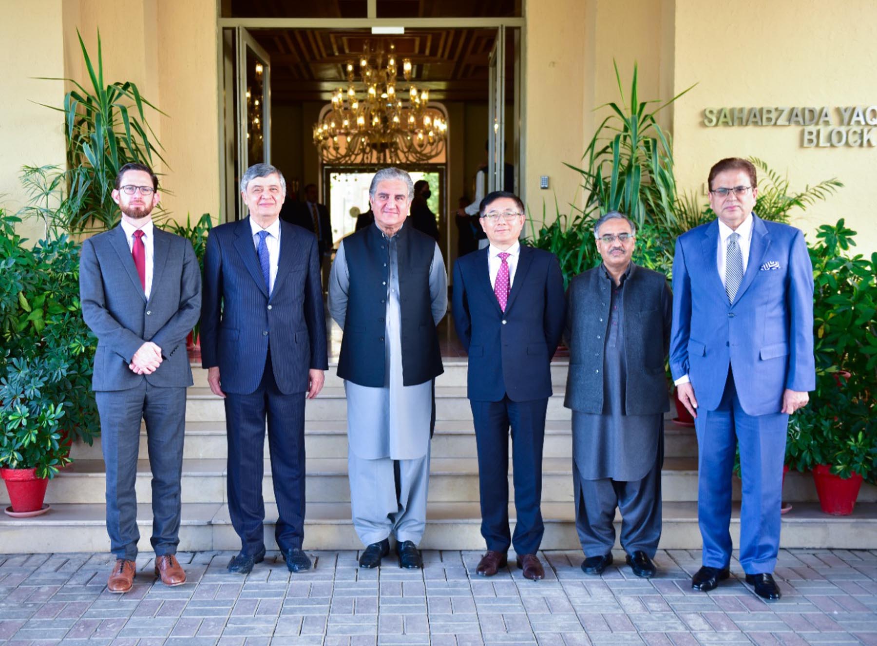 Afghanistan 'at brink of economic collapse', warns Qureshi
