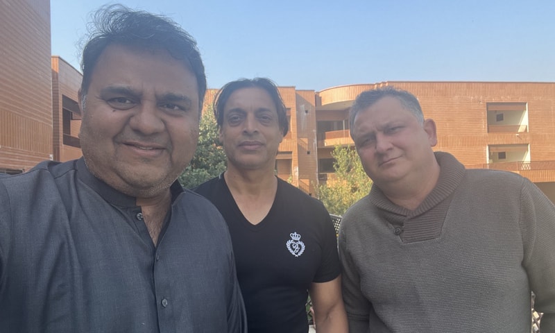 Fawad settles dispute between Shoaib, Nauman