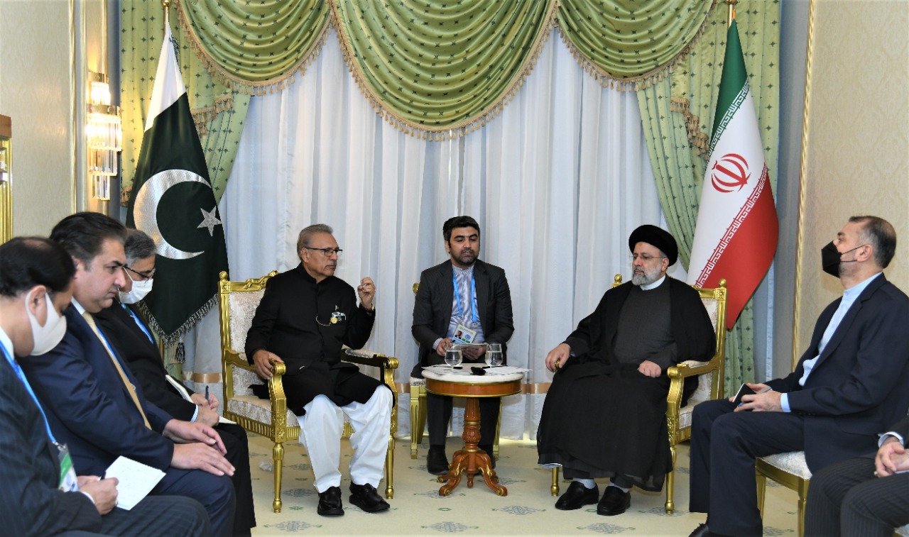 Alvi, Raisi discuss Pak, Iran trade, economy on ECO sidelines
