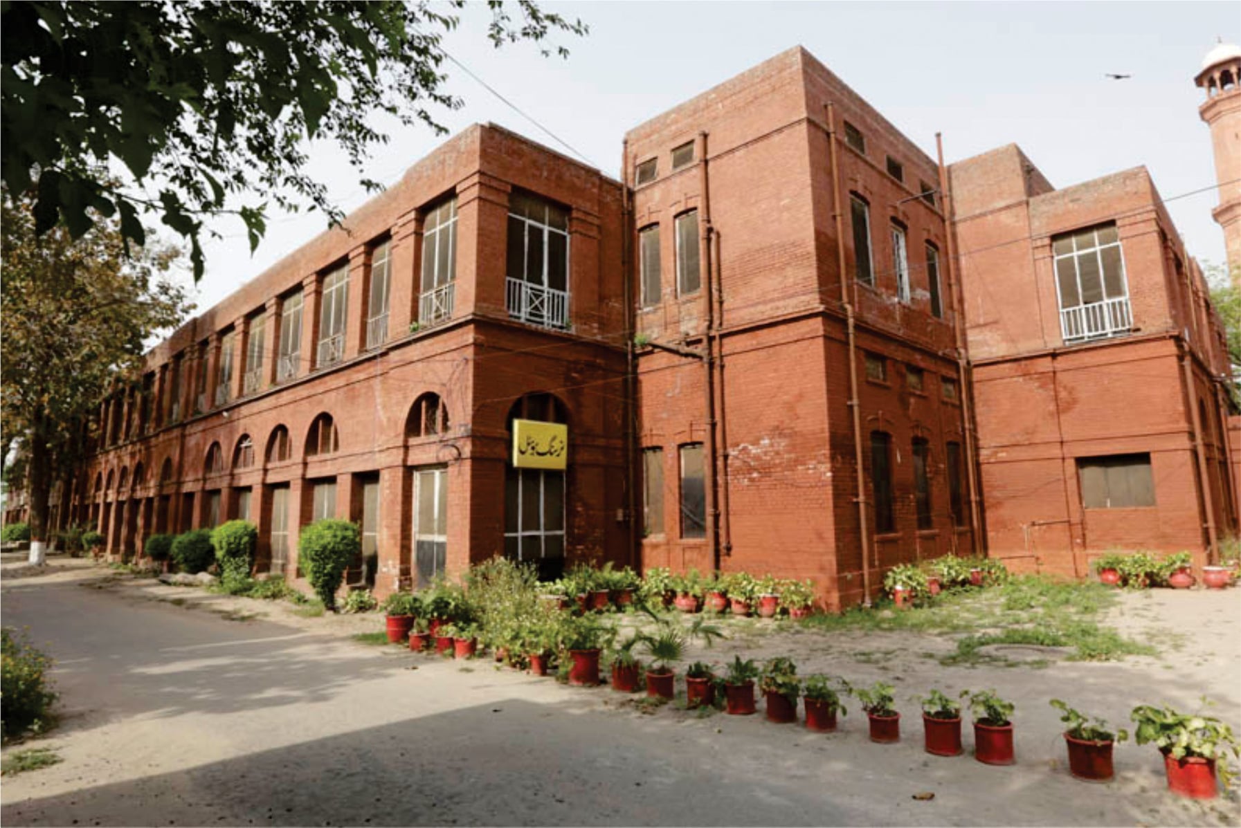 Ombudsman intervenes to fill long-vacant positions in Lahore hospital