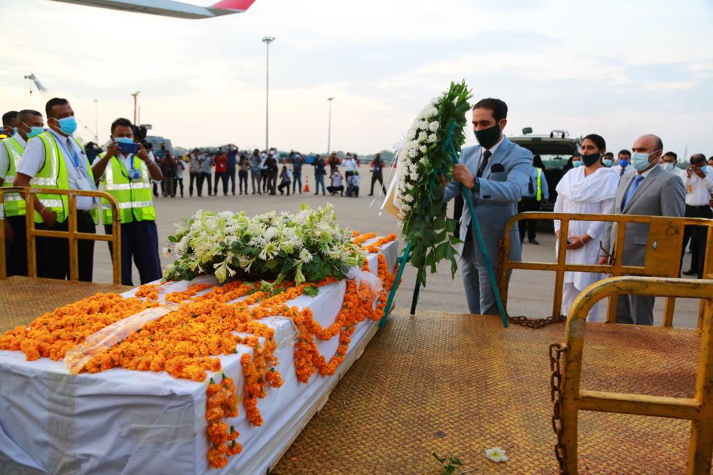 Pakistani diplomats receive mortal remains of deceased Sri Lankan